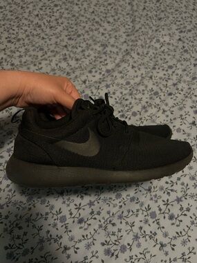 Nike Roshe Run Triple Black Low-Top Mesh Casual Sneakers